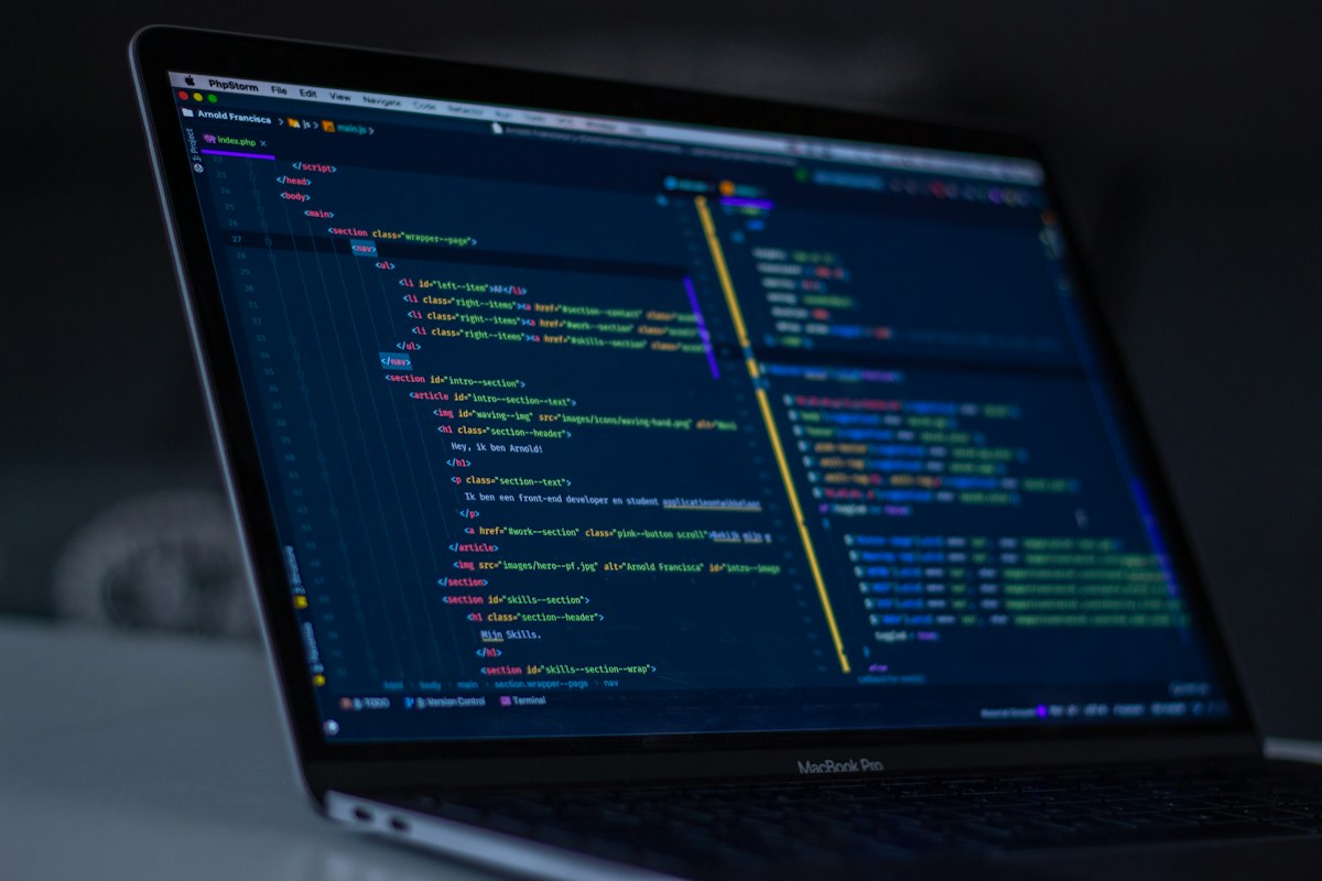 Código de programação num ecrã para desenvolvimento de automações