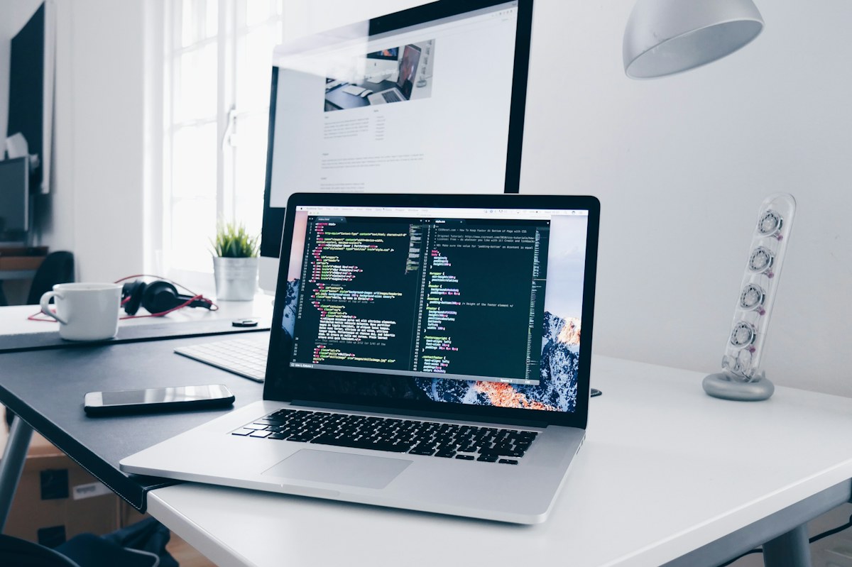 Desenvolvimento de websites num portátil e monitor